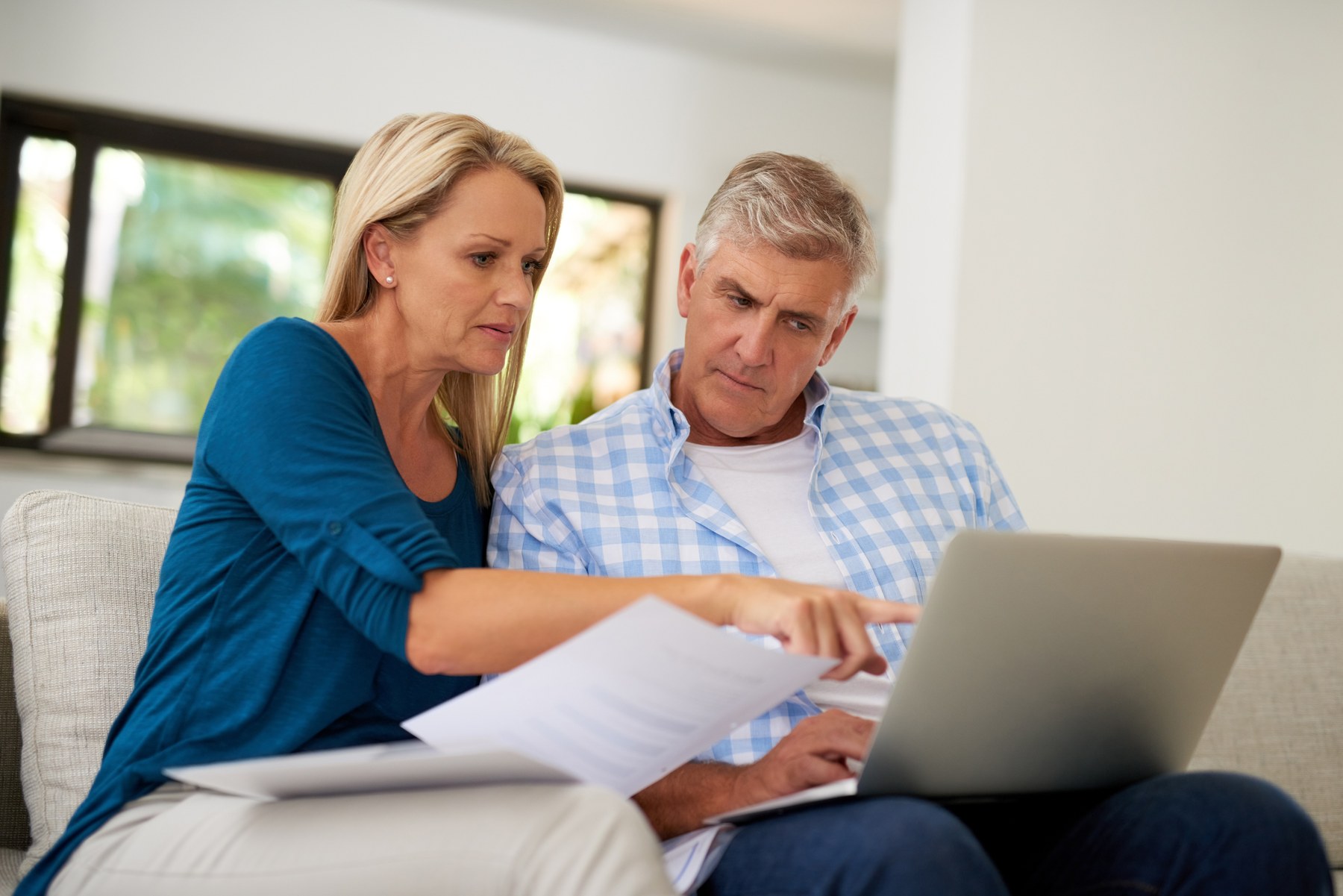 Casal a analisar as condições do seu crédito habitação