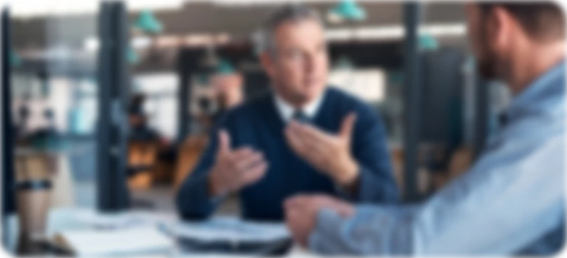 Especialista a analisar condições de crédito com um cliente